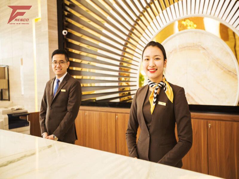 Sự chuyên nghiệp thể hiện qua tác phong và đồng phục của từng bộ phận trong khách sạn
