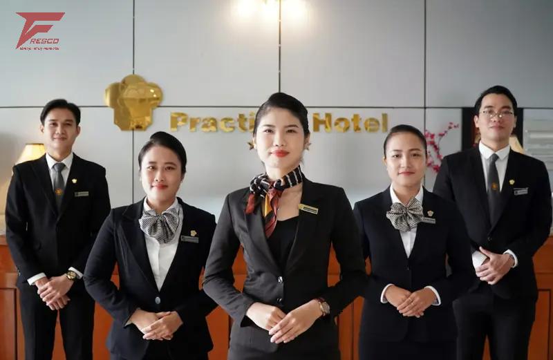 Nhân viên khách sạn với đồng phục đồng bộ tạo nên sự gắn kết và nhất quán trong dịch vụ